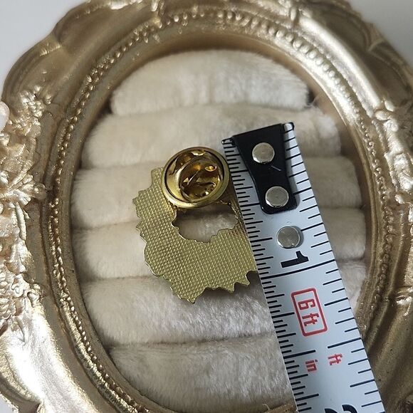 Festive Holiday Wreath Brooch Pin with Red Bow Vintage - Picture 4 of 4